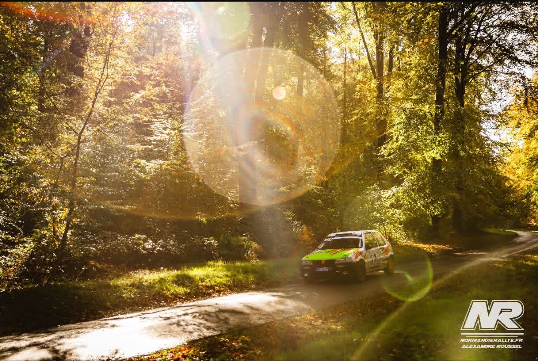Petit retour sur ce 22e Rallye de la Porte Normande 📍📍  Un rallye découverte pour nous ! Arrivés le samedi après 4h de route, nous enchaînons les reconnaissances et les vérifications techniques.  Dimanche, première ES et première chaleur 🤣 : un freinage un peu tard dans la chicane nous envoie labourer, mais on fait tout de même un bon temps. La deuxième se déroule bien, on se rapproche des copains de la N1.  La deuxième boucle, rebelote ! Un freinage tard, une accélération un peu trop tôt, et hop, nous voilà de nouveau en train de labourer 😂😂. L’ES 4 étant neutralisée, nous rentrons au parc, bons 3e de classe à 4,3 secondes du 2e — nous sommes satisfaits.  La dernière boucle se passera moins bien : la 5e vitesse décide de ne pas rester en place dès le routier. La pluie commence à s’inviter et, dans l’ES 5, la voiture cale dans un changement de direction. Peu confiants, on se fait distancer par notre camarade devant... On essaie de mettre un peu plus de rythme dans l’ES 6, mais le mal est fait et l’auto cale encore sur un changement de direction.  Nous finissons 3e de classe FN1 et 76e au scratch 🥉🥉🥉🥉  Beaucoup de plaisir sur ces spéciales très rapides et étroites 🤟  Merci à la famille et aux copains d’être venus nous aider 😘😘  Si tout va bien, nous serons au départ du Rallye Normandie Beuzeville dans 15 jours, avec cette fois Kévin Bréard à mes côtés 🚗💨